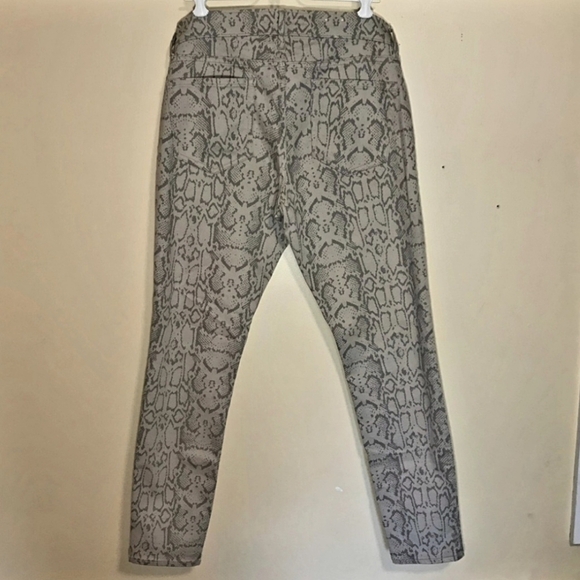 Old Navy Rockstar Grey Snakeskin Animal Print Skinny Jeans Women's 12 Pants EUC - Picture 2 of 6